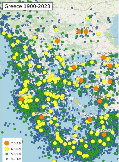 Χάρτης των σημαντικότερων σεισμών της περιόδου 1900 – 2023 στην Ελλάδα. Συγκρίνοντας τη θέση της Άνδρου (πορτοκαλί χρώμα) σε σχέση με τα υπόλοιπα νησιά του Αιγαίου, είναι φανερή η μικρότερη σεισμικότητα στην περιοχή γύρω από το νησί.